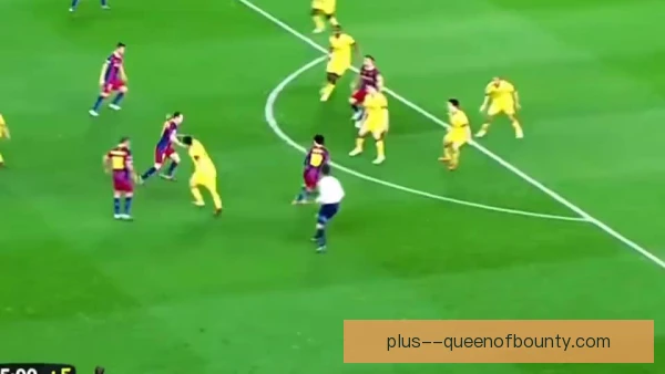 锋线组合挑射越过门将：跑位时机与脚法选择